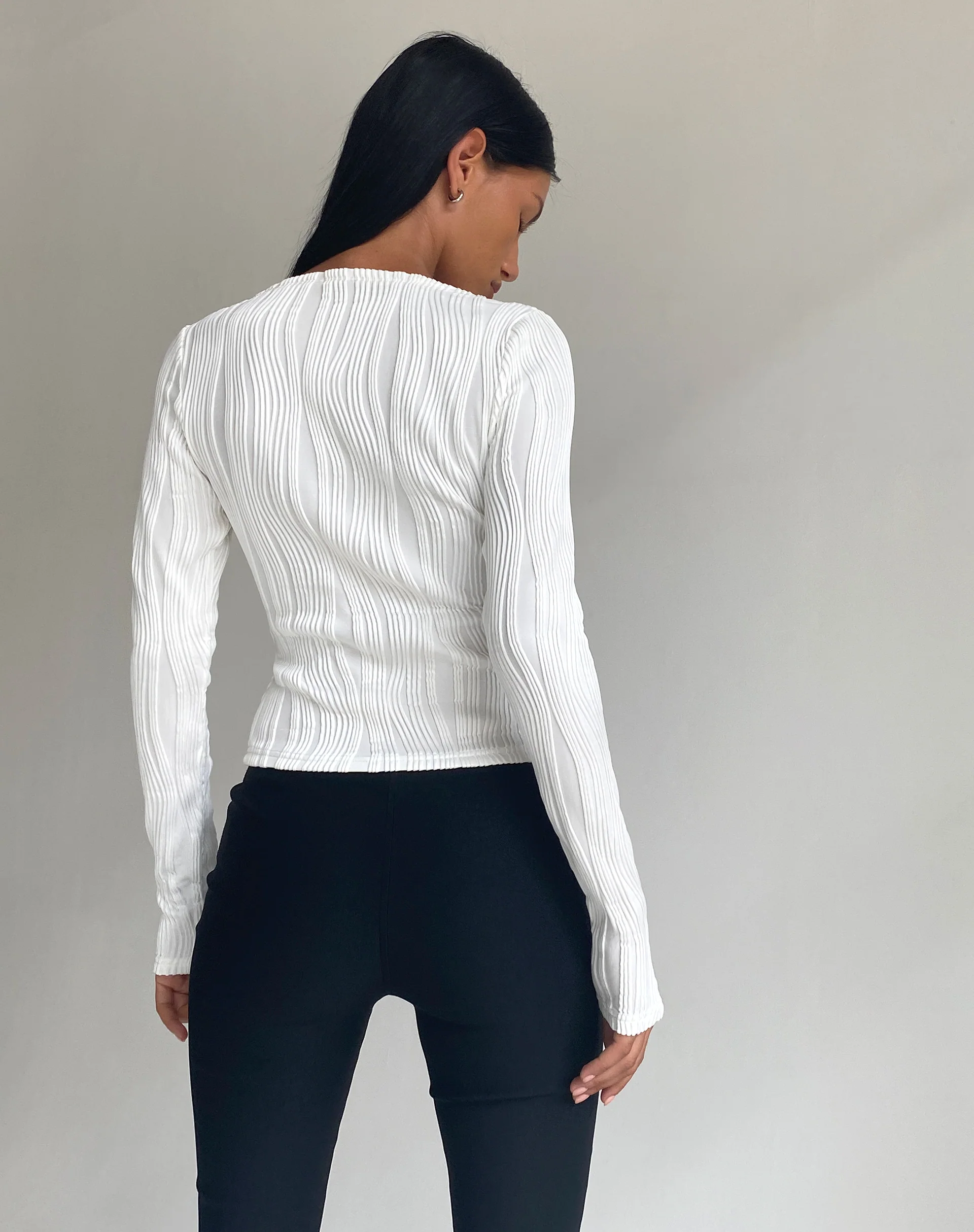Amabon Long Sleeve Crop Top in Crinkle White - Image 3