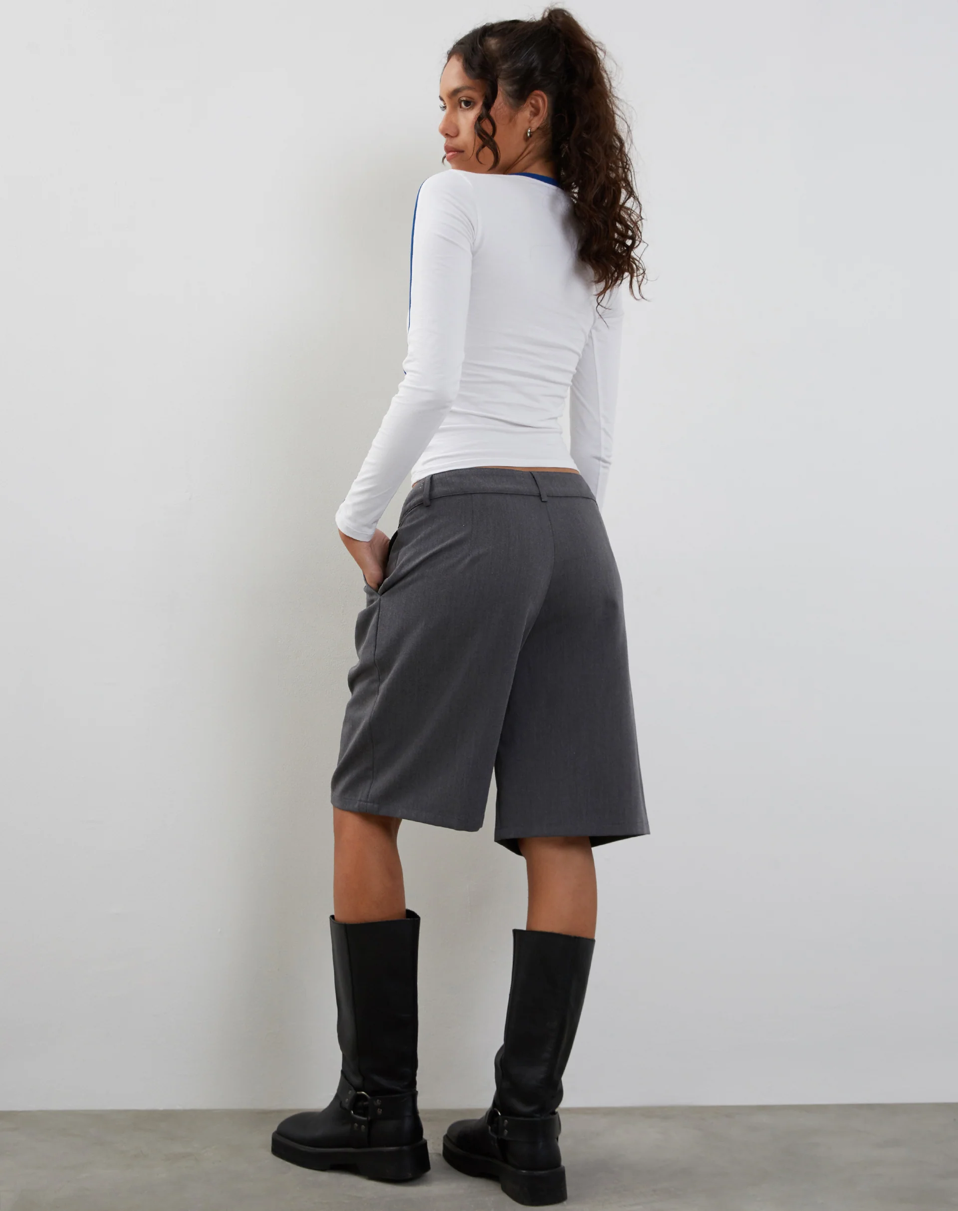 Bonija Long Sleeve Top in White with Cobalt Binding - Image 4