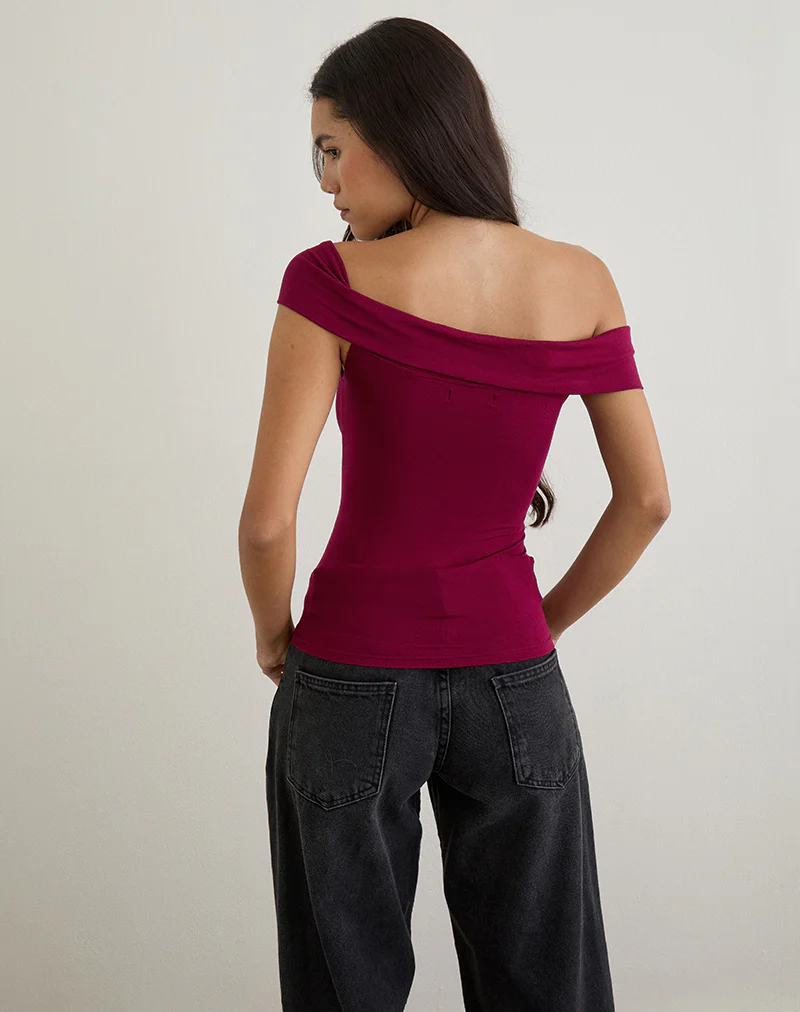 Cuthbe Off the Shoulder Twist Top in Burgundy - Image 4