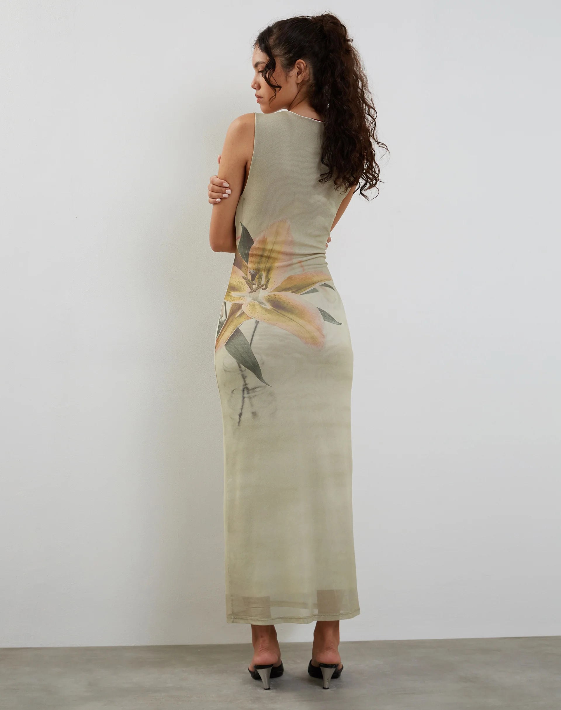 Fayola Printed Maxi Dress in Yellow Lily Print - Image 5
