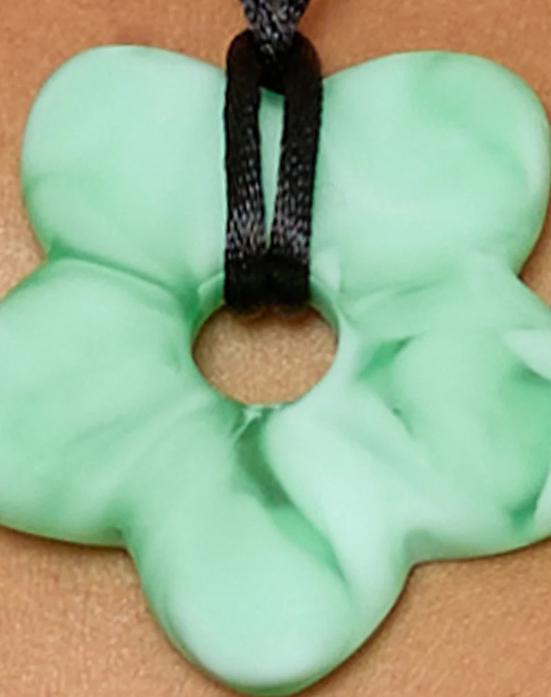 Flower Necklace in Resin Green - Image 5