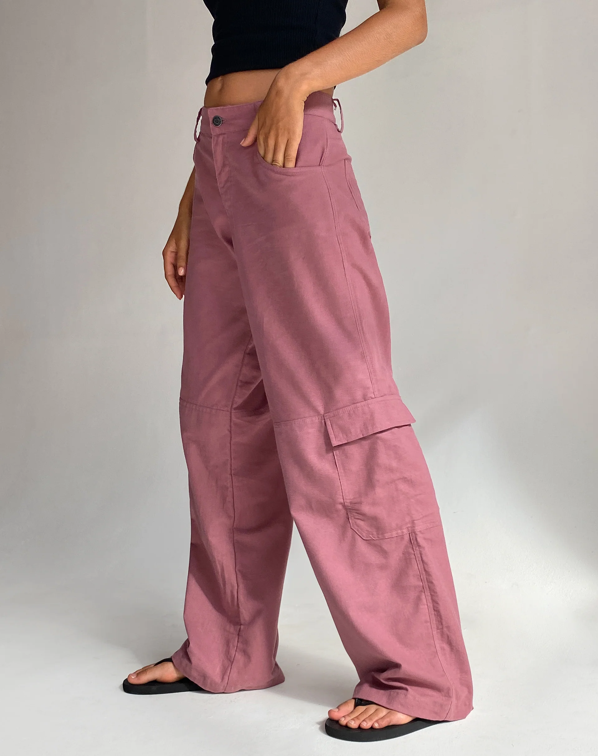 Gemma Low Rise Cargo Trouser in Mauve Linen - Image 2