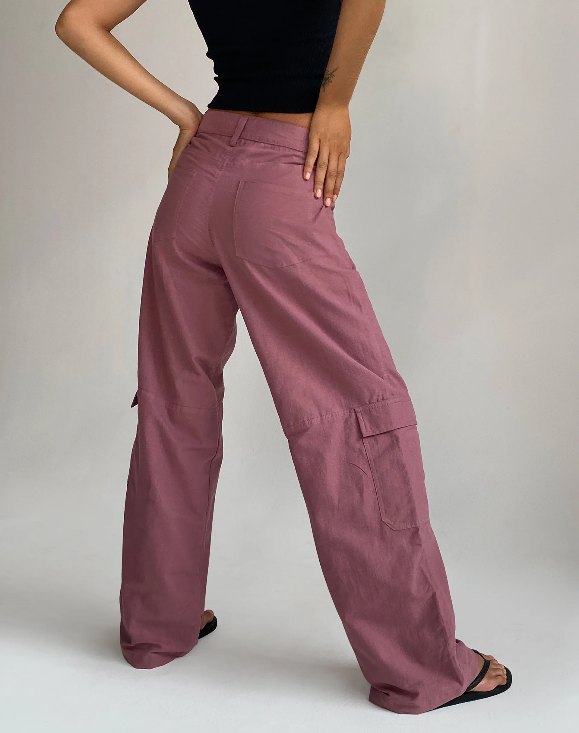 Gemma Low Rise Cargo Trouser in Mauve Linen - Image 3