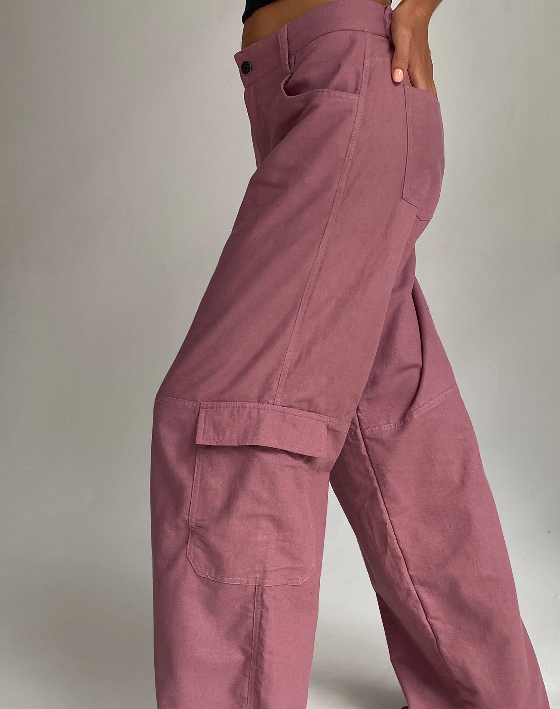 Gemma Low Rise Cargo Trouser in Mauve Linen - Image 4