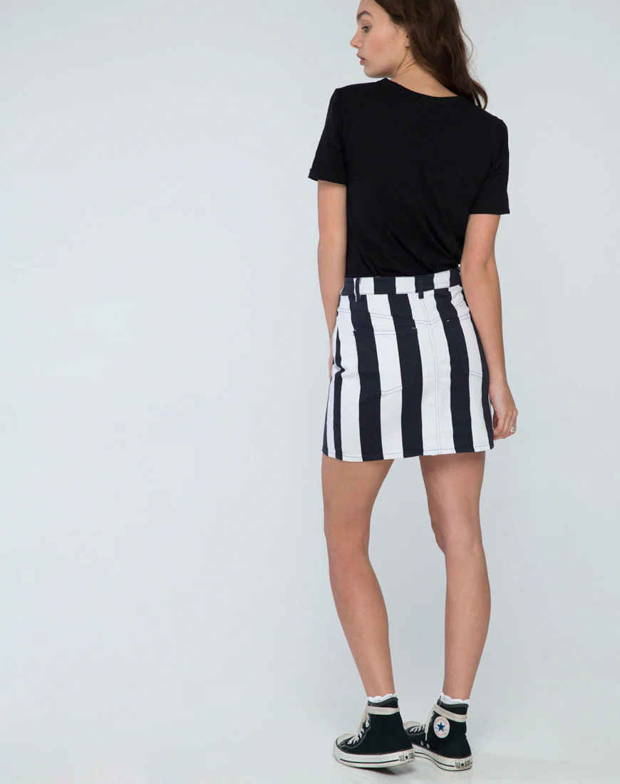 Girl Fit Tee in Mourir D'Amour Black - Image 4
