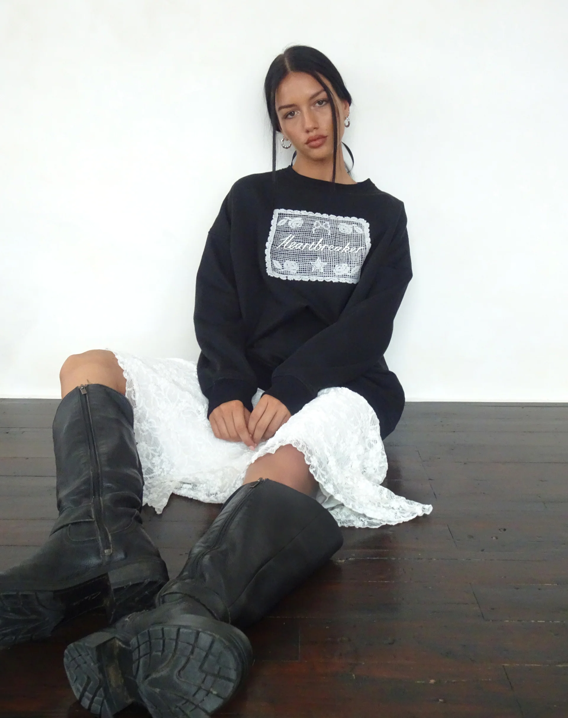 Glo Oversized Sweatshirt in Black with Heartbreaker Graphic - Image 4