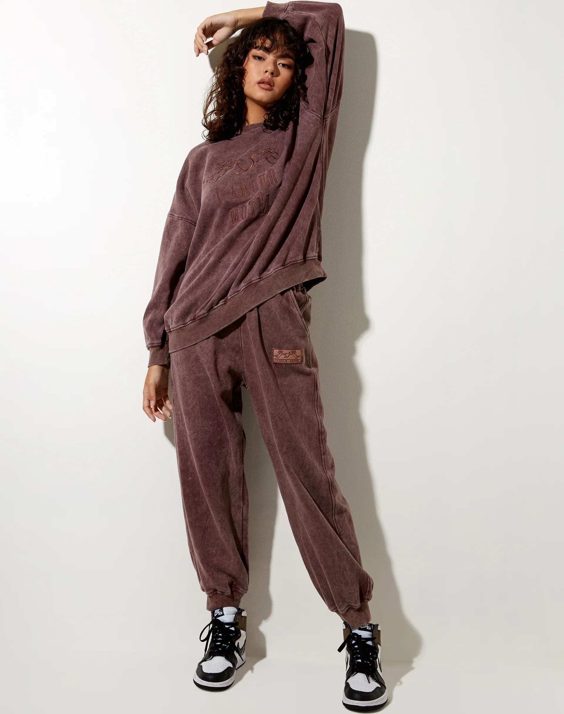 Glo Sweatshirt in Brown Wash L'Amour Motel Embro - Image 5