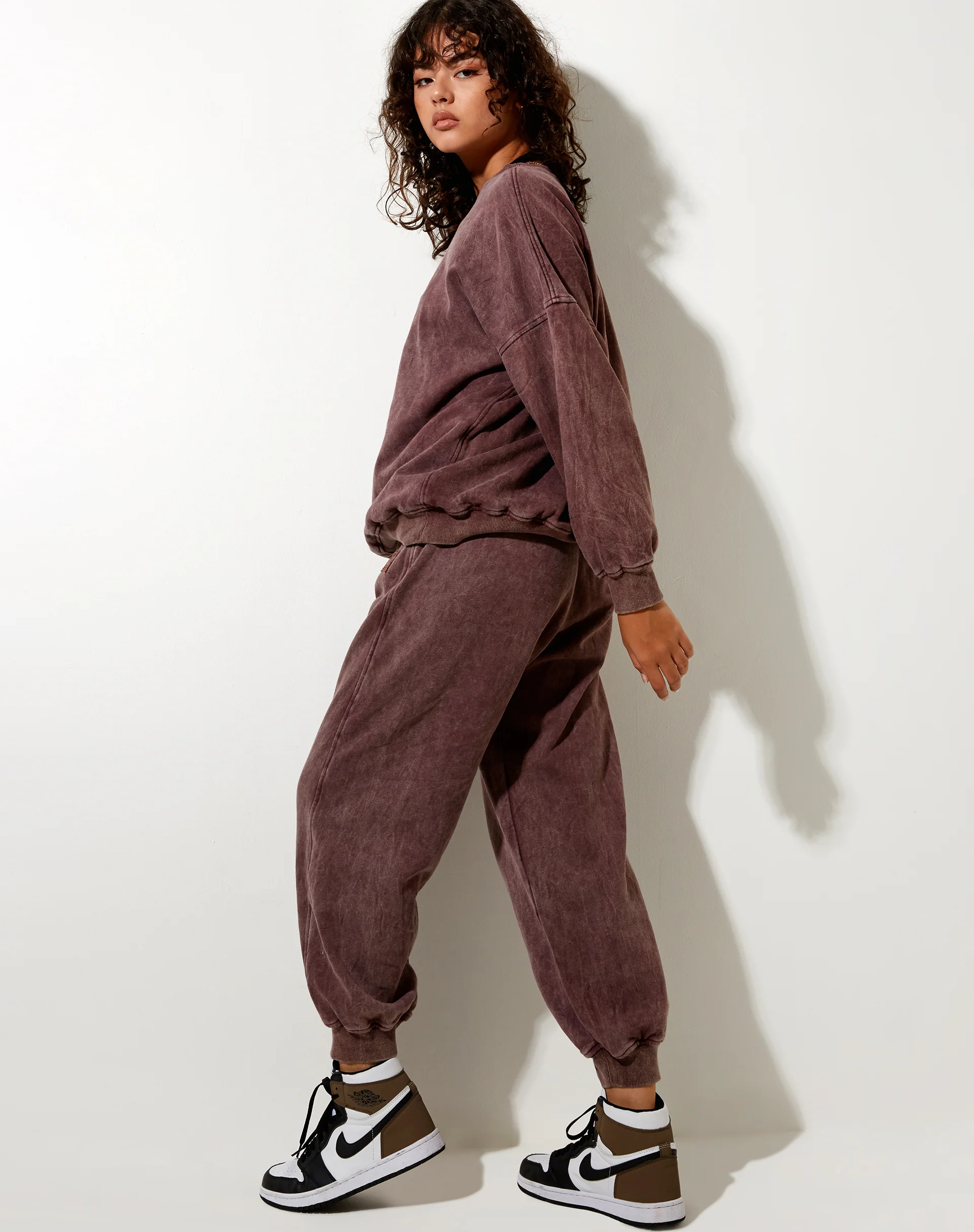 Glo Sweatshirt in Brown Wash L'Amour Motel Embro - Image 6
