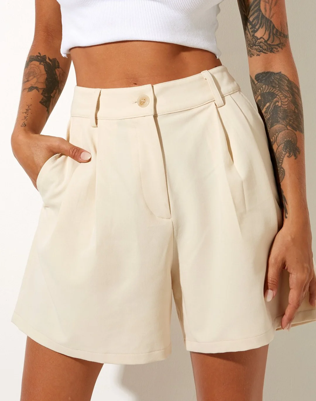 Hamo Tailored Shorts in Cream - Image 2