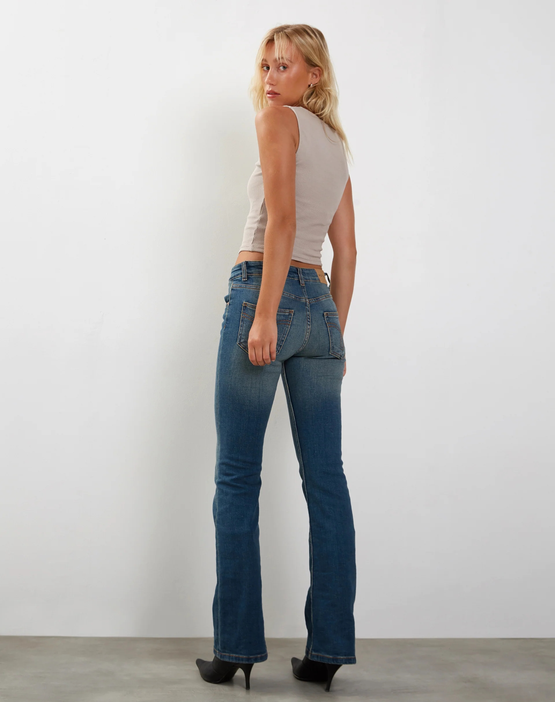 Jastio Vest Top in Oat Ribbed Jersey - Image 4