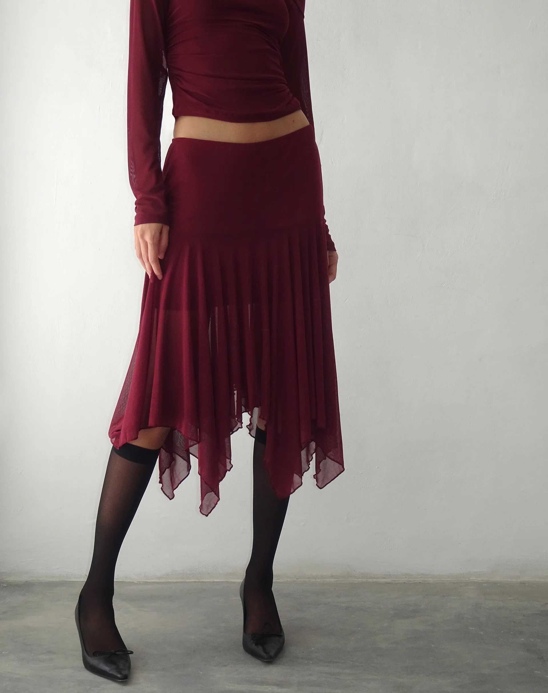 Jovali Low Waist Midi Skirt in Mesh Maroon - Image 4