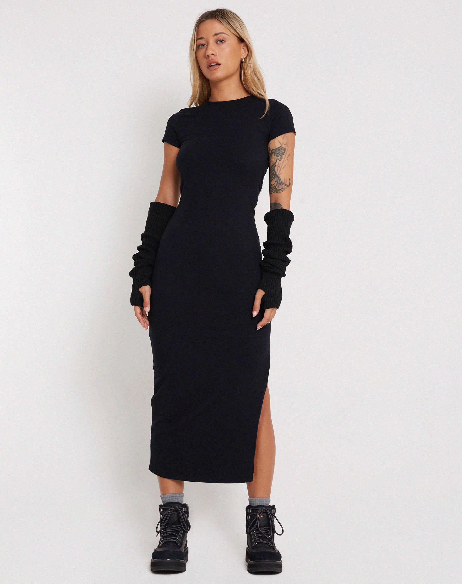 Kasor Short Sleeve Maxi Dress in Black - Image 2