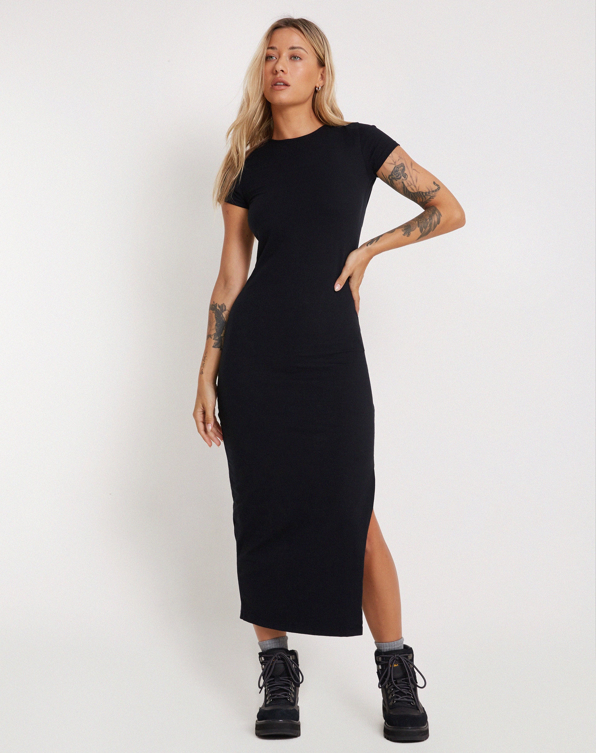 Kasor Short Sleeve Maxi Dress in Black - Image 4
