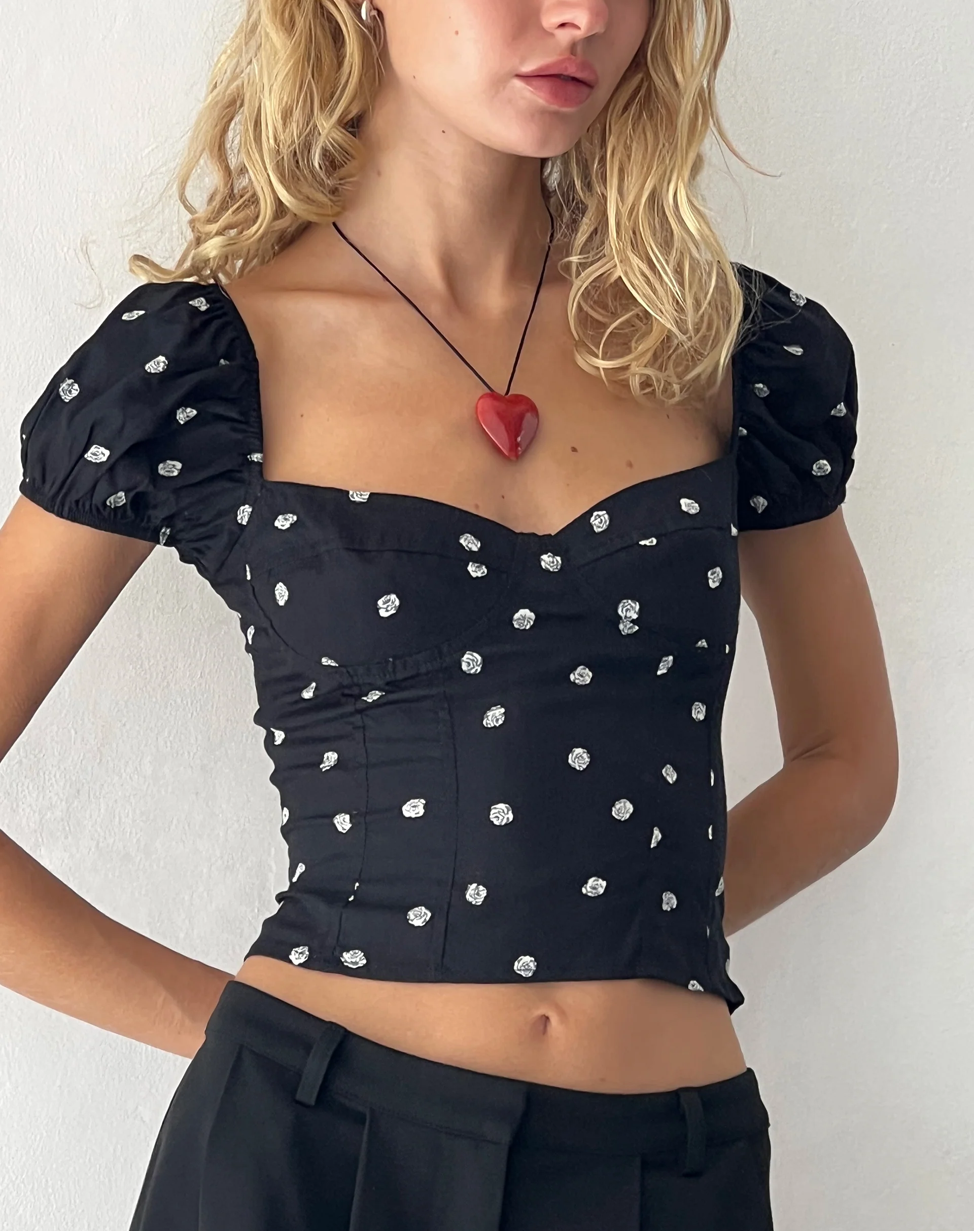 Leify Sweetheart Top in Ditsy Rose Black - Image 3
