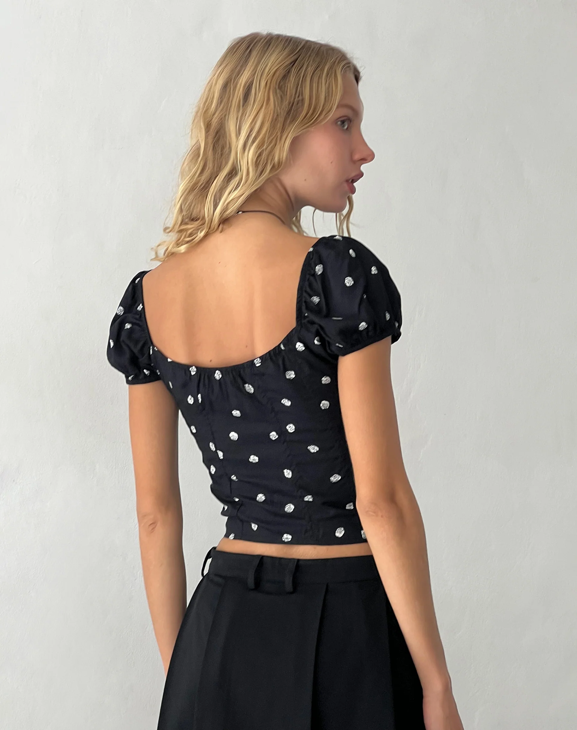 Leify Sweetheart Top in Ditsy Rose Black - Image 4