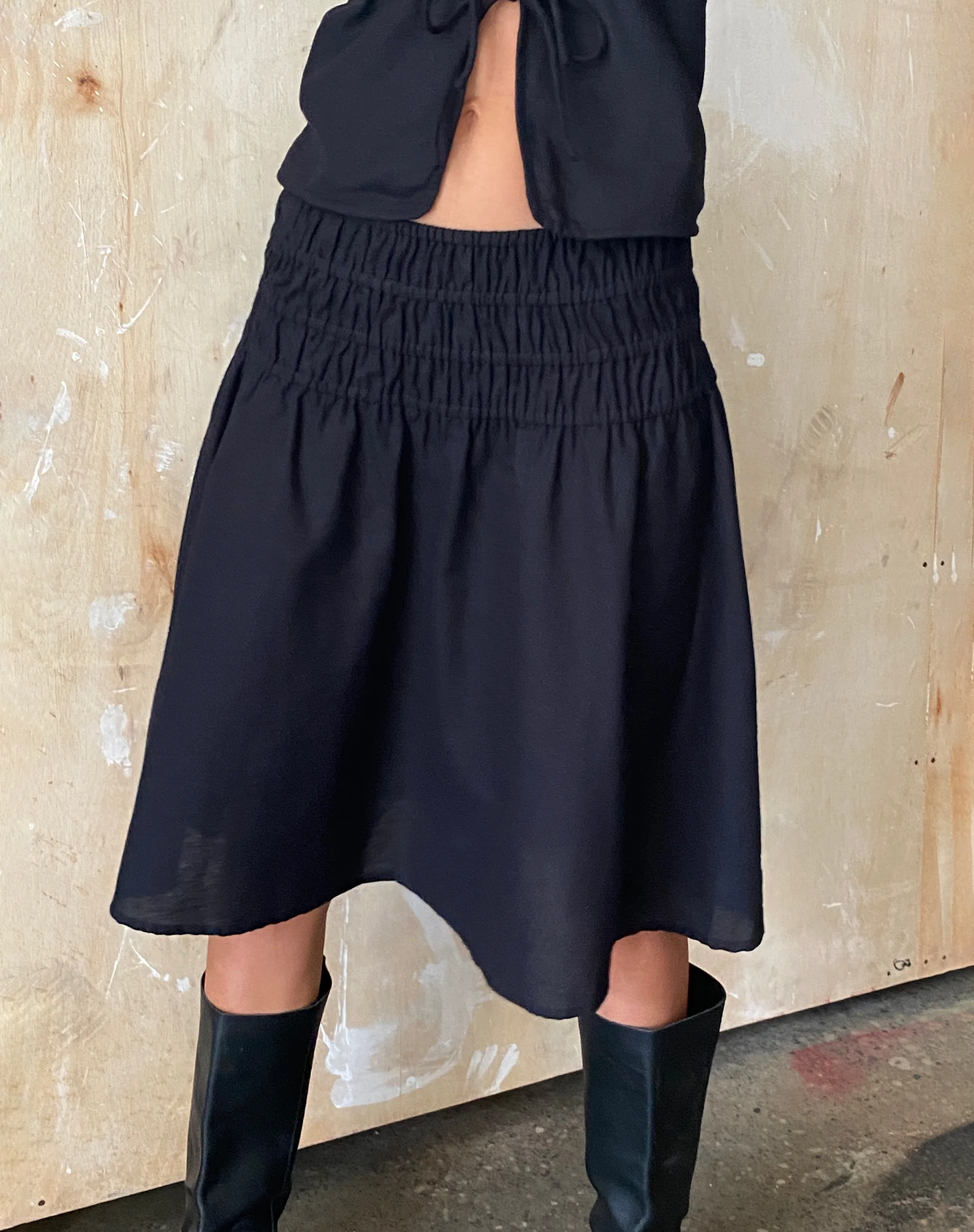 MOTEL X JACQUIE Neleta Shirred Waist Midi Skirt in Black - Image 2
