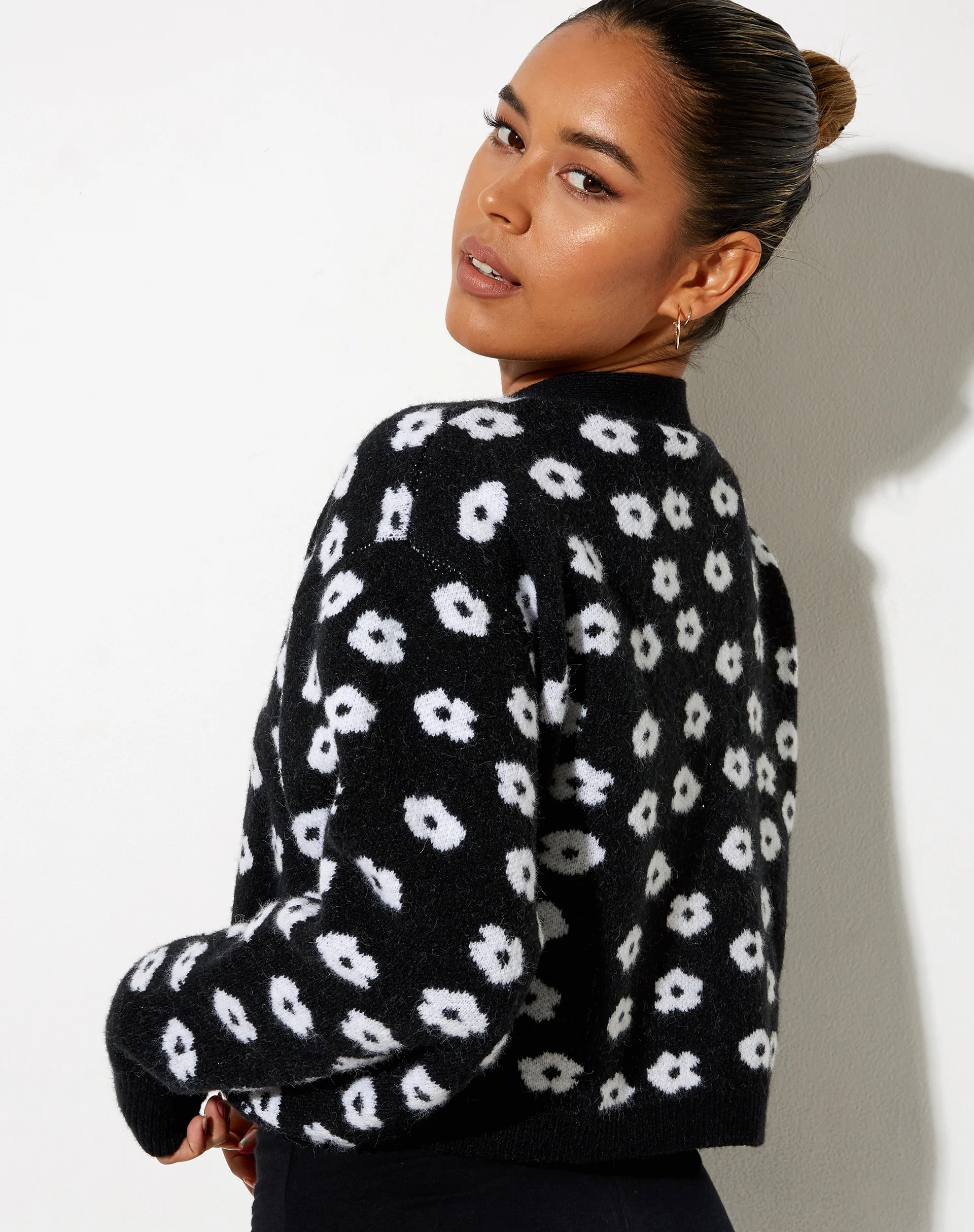 Olina Cropped Cardi in Knit Black Daisy White - Image 3