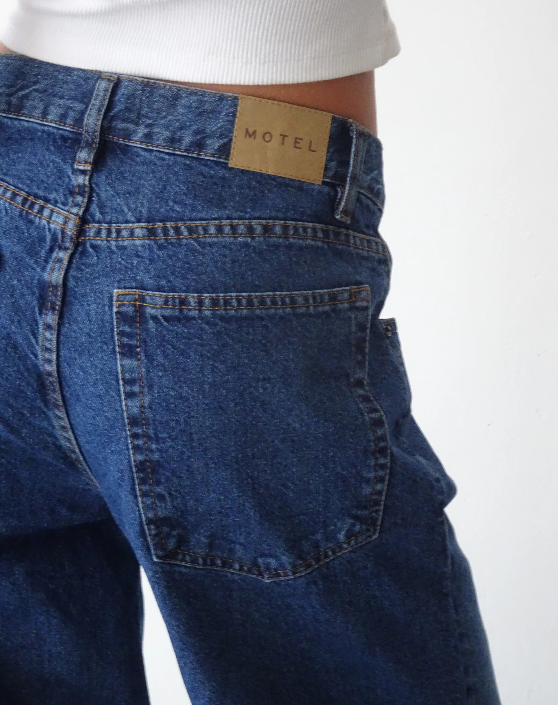 Oversized Dad Low Rise Jeans in Mid Blue Used - Image 4