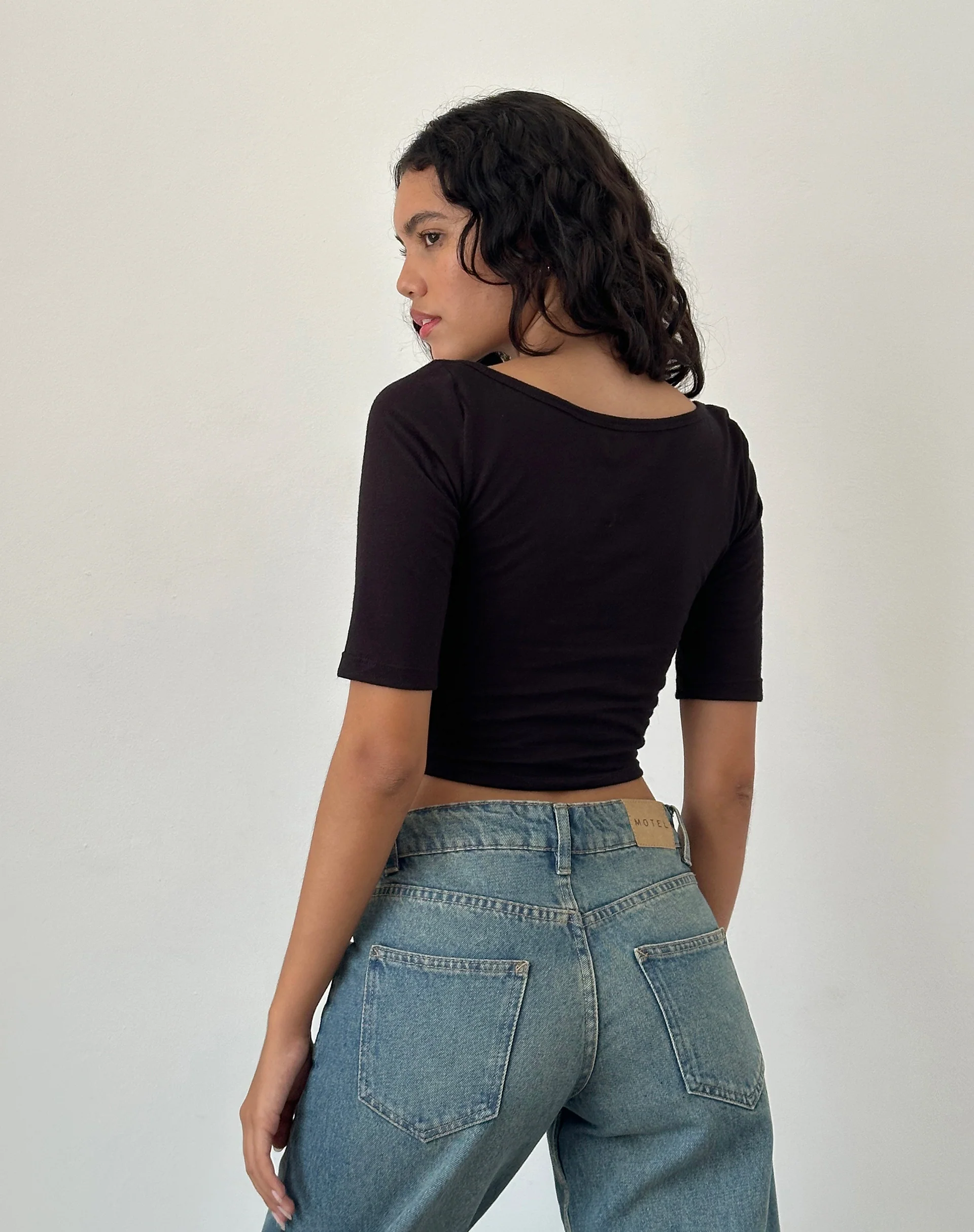 Ralda Curved Hem Top in Cotton Hemp Black - Image 4