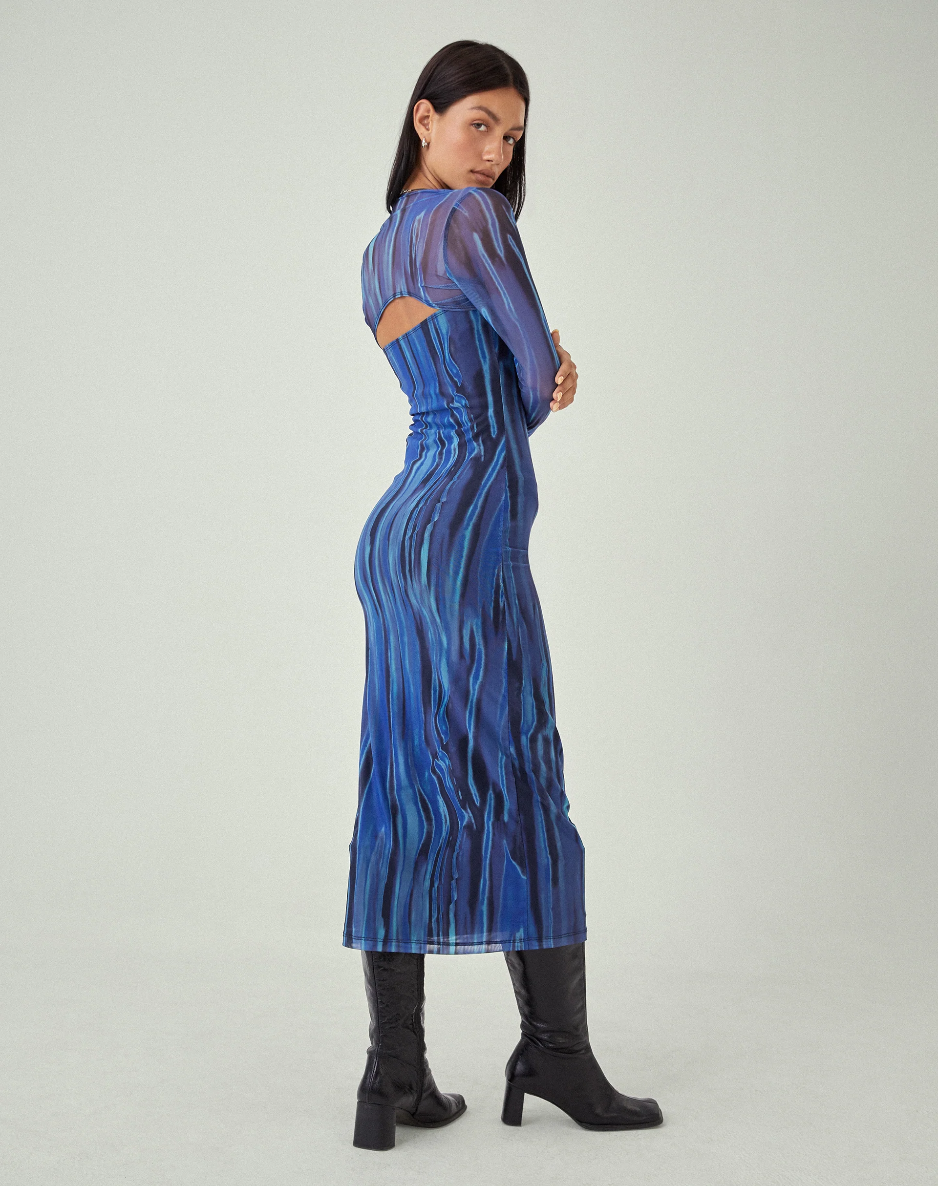 MOTEL X JACQUIE Shuro Midi Dress in Colour Bleed Blue - Image 4