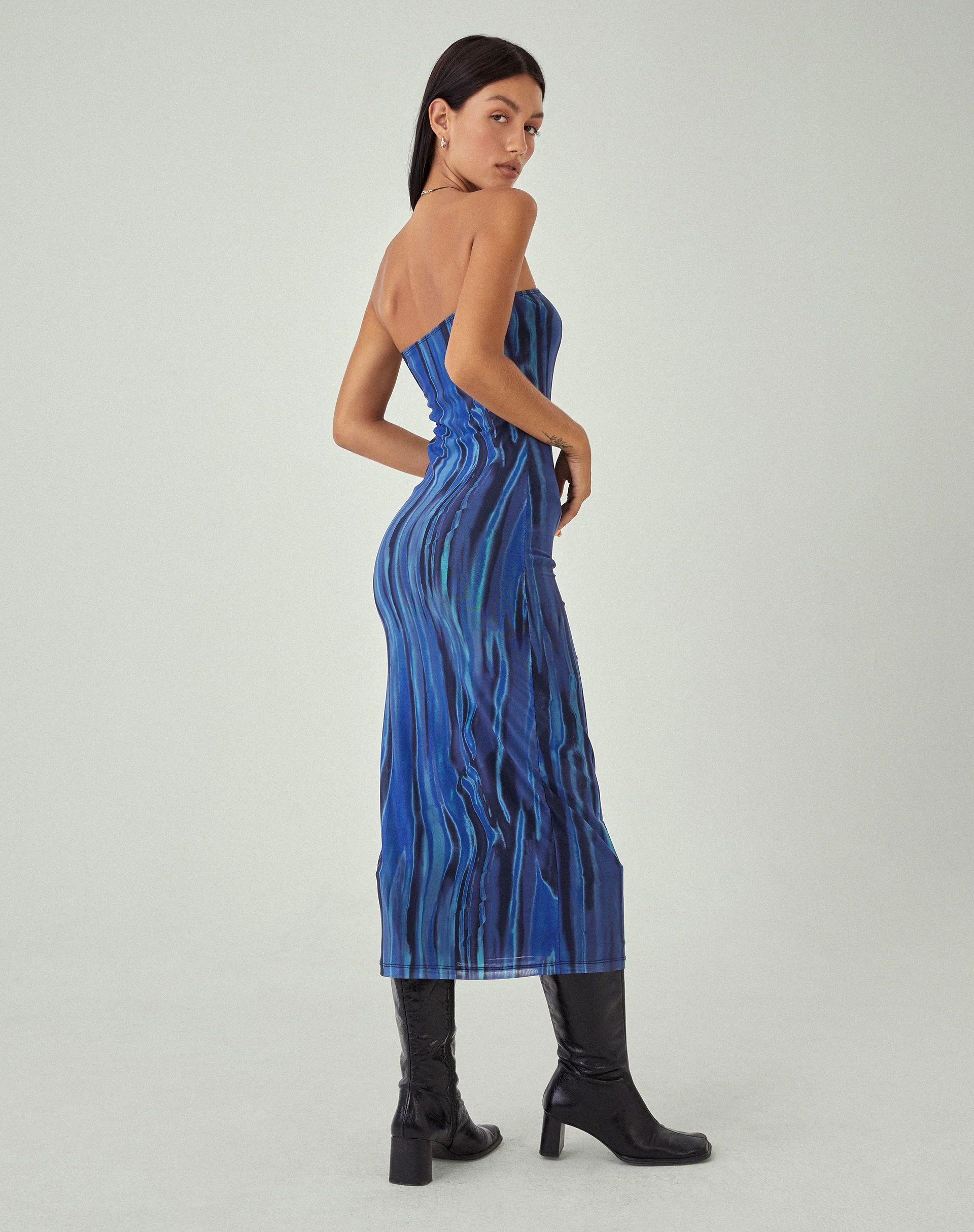 MOTEL X JACQUIE Shuro Midi Dress in Colour Bleed Blue - Image 6