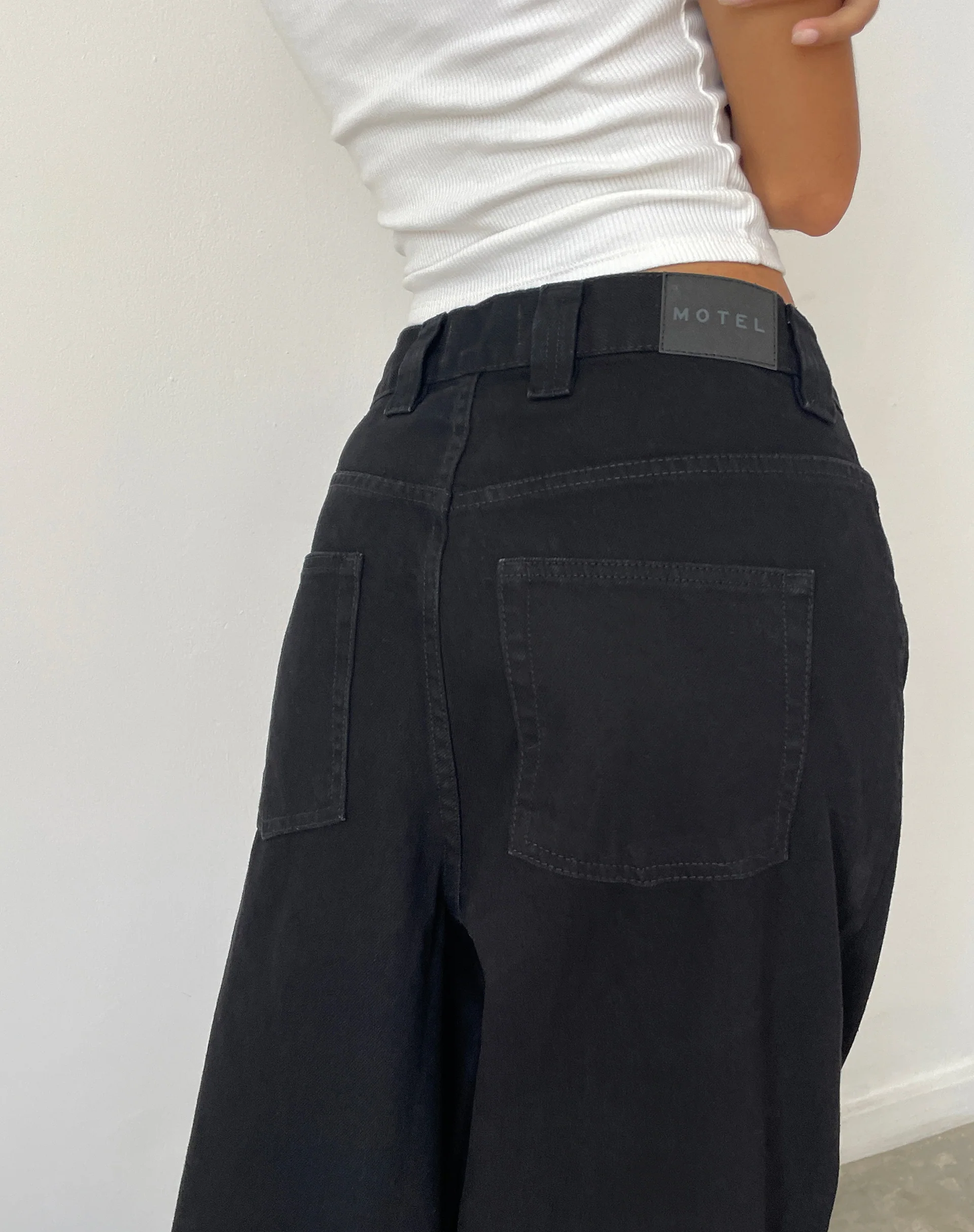 Skater Low Rise Jean in Rinse Black - Image 2