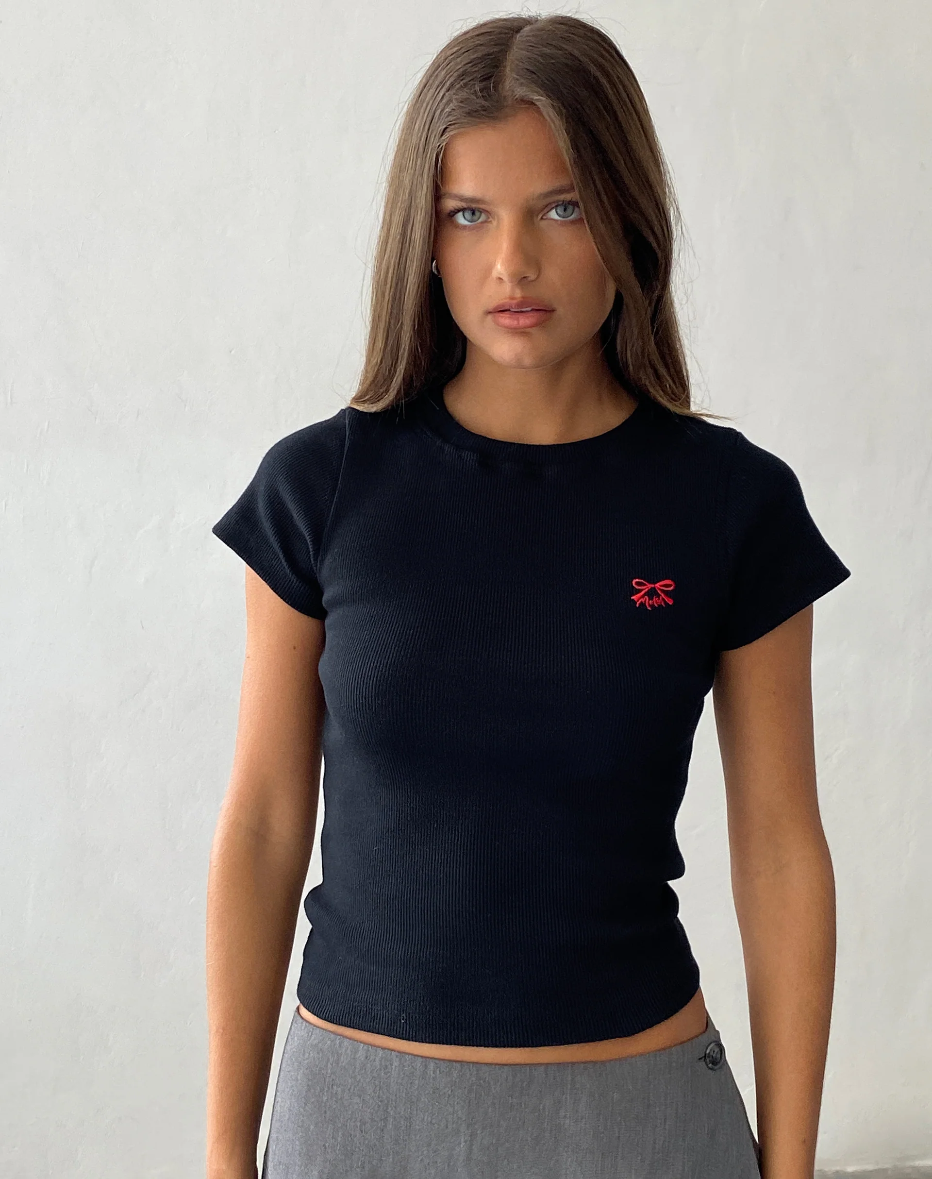Suti Ribbed Baby Tee in Black with Red Bow M Embroidery - Image 3
