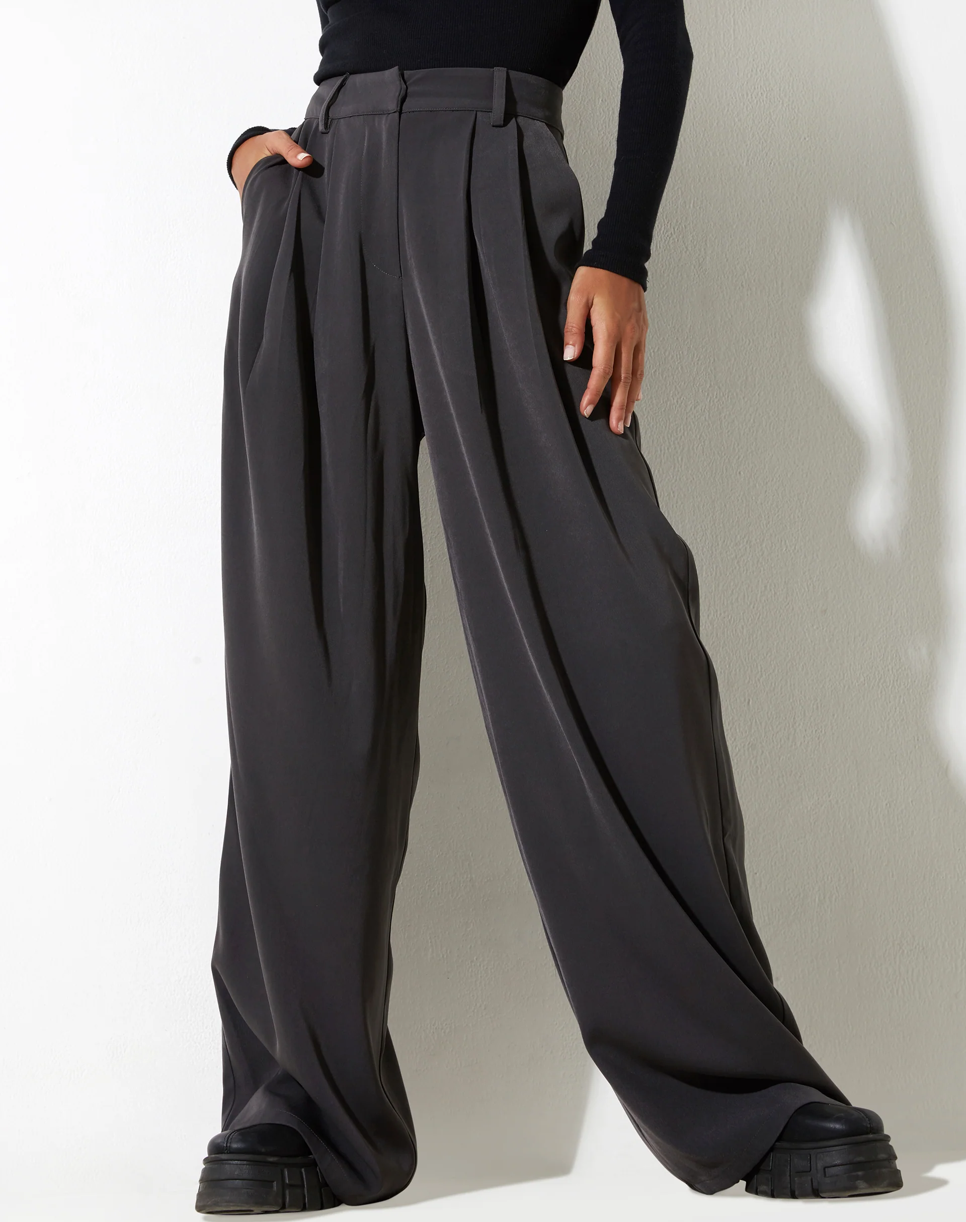 Yeka Trouser in Tailoring Charcoal - Image 5